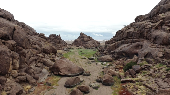 واحة خضراء بين جبال أجا في حائل، لقطة جوية.