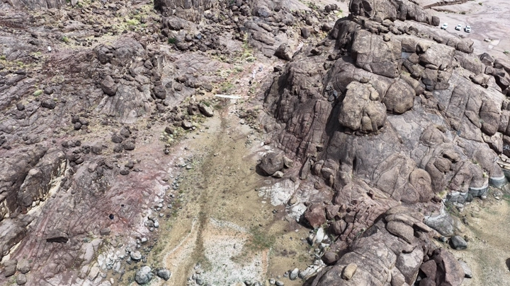 تكوينات صخرية في جبال أجا بحائل، لقطة جوية.