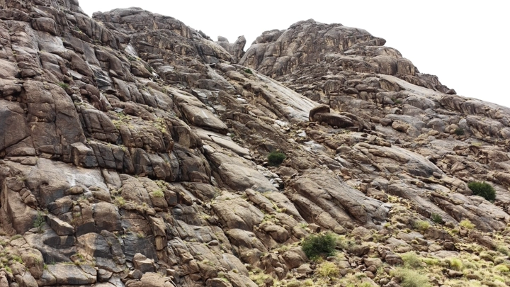 تكوينات صخرية في جبال أجا بحائل، لقطة من الأرض.