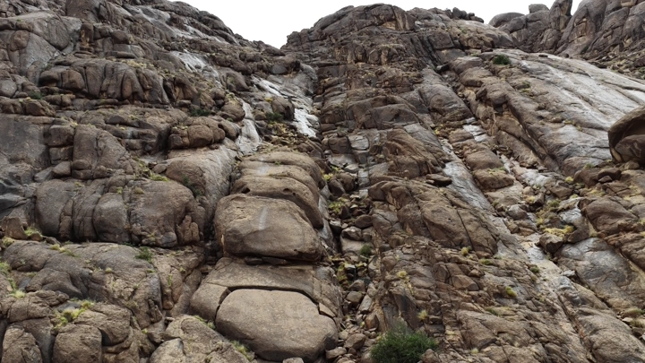 تكوينات صخرية في جبال أجا بحائل، لقطة من الأسفل.