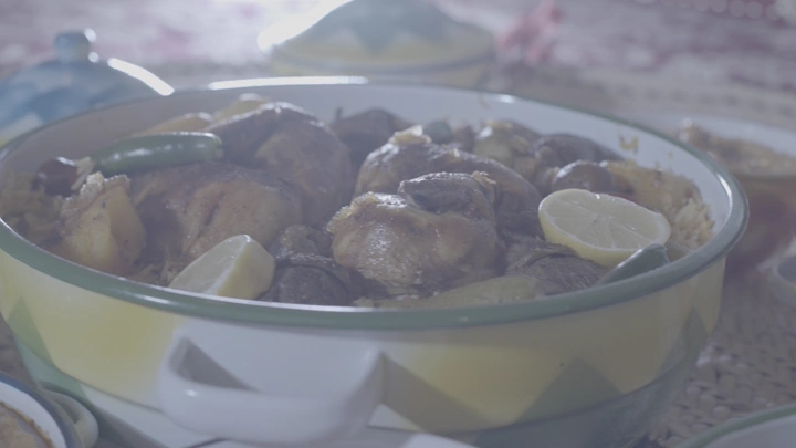 طبق كبسة في إناء خزفي على طاولة، لقطة قريبة.