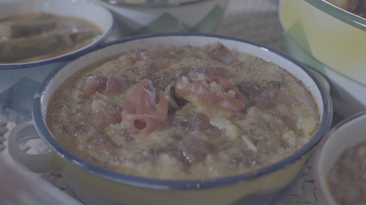 اطباق شعبية على حصير، لقطة قريبة.