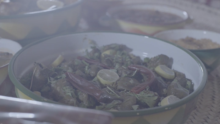 أطباق طعام شعبية على مائدة، لقطة قريبة.