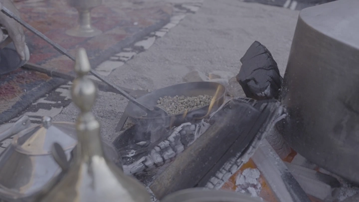 تحميص القهوة على الحطب في الهواء الطلق، لقطة مقربة.