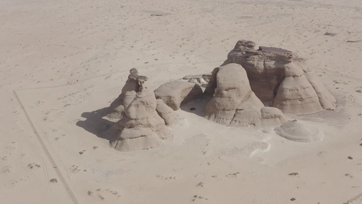 تكوينات صخرية جبال محجة في حائل، لقطة جوية.