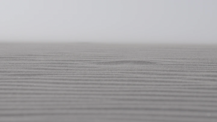 صحراء نفود واسعة تحت السماء الرمادية، لقطة منخفضة.