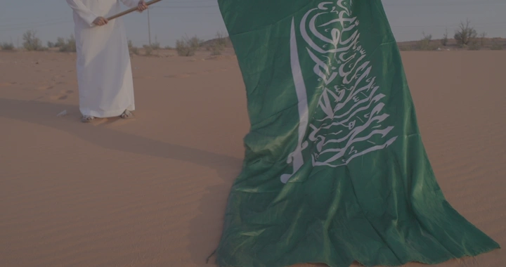علم السعودية يرفرف في الصحراء، لقطة نهارية.