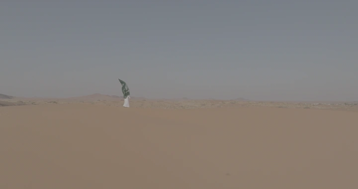 علم السعودية في صحراء النفود، لقطة بعيدة.