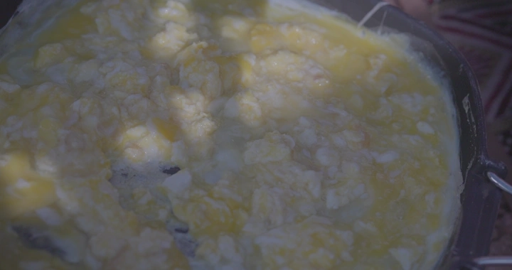 كشته بيض مخفوق في مقلاة، لقطة مقربة.