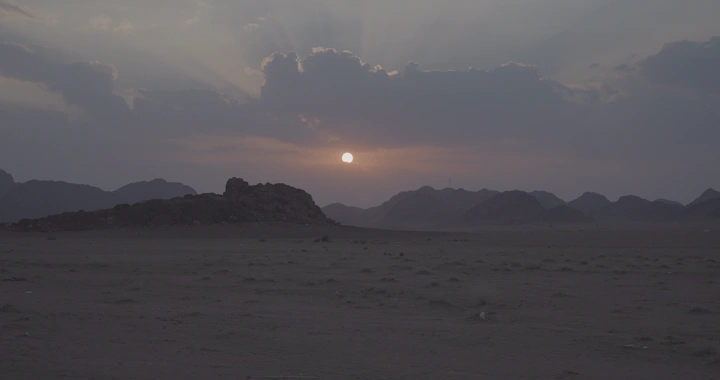 غروب الشمس في جو مع جبال في حائل، منظر طبيعي.