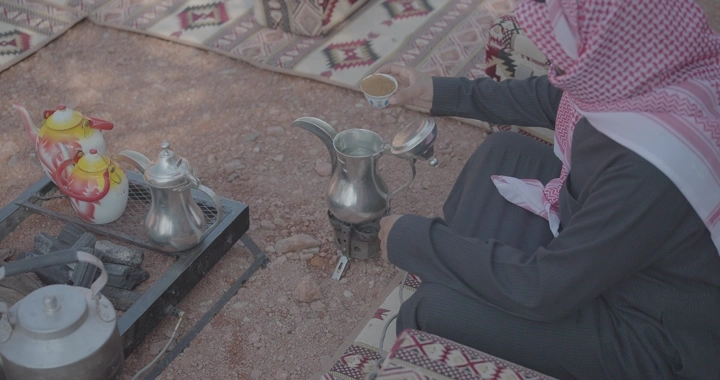 تحضير القهوة السعودية في البر، لقطة قريبة.