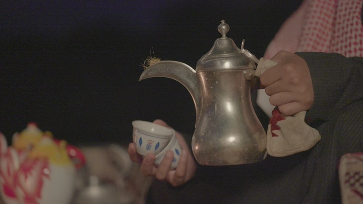 فنجان قهوة في الصحراء ليلاً، لقطة قريبة.