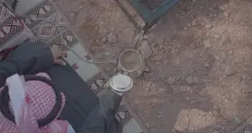 تحضير القهوة السعودية في البر، لقطة علوية.