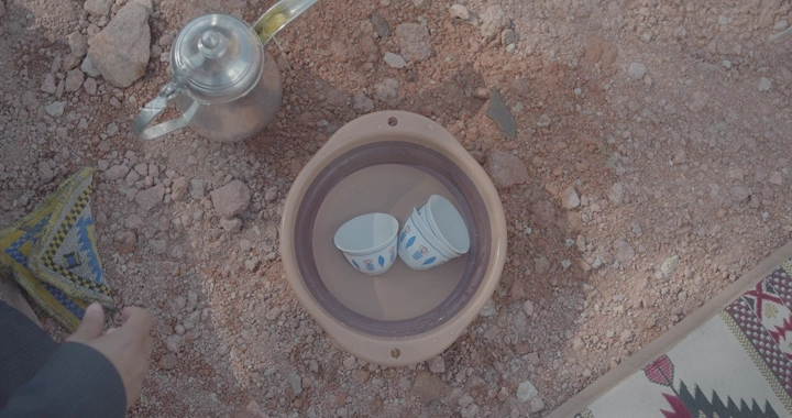 غسيل فناجين في البر على الأرض الترابية، لقطة علوية.