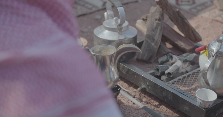 إعداد القهوة السعودية في البر، لقطة قريبة.