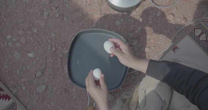 تحضير البيض في الهواء الطلق على الأرض، لقطة علوية.