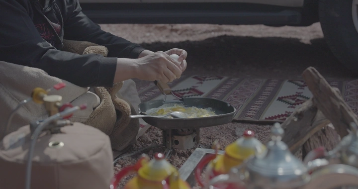 شخص يجهز البيض في الصحراء، لقطة مقربة.