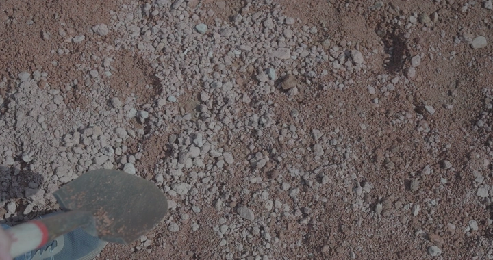 رجل يحفر الأرض لاستخراج الماء، لقطة علوية.