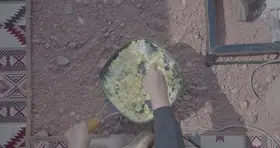 إعداد البيض في الصحراء، لقطة علوية.