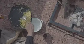 إعداد البيض في الهواء الطلق على النار، لقطة علوية.