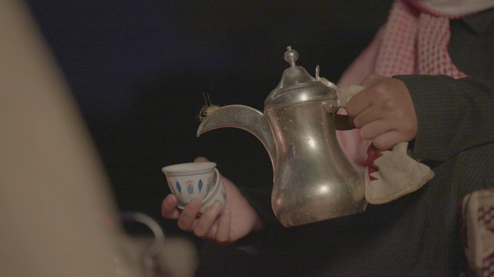 رجل يصب القهوة السعودية في البر، لقطة قريبة.