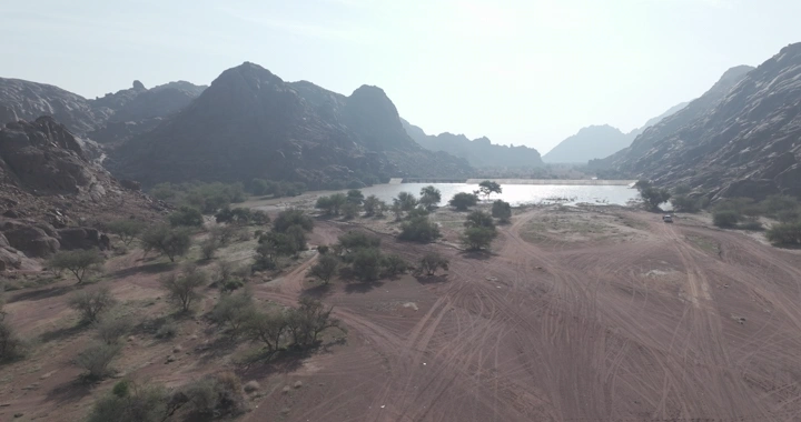 سد جو في حائل بين الجبال، لقطة جوية.