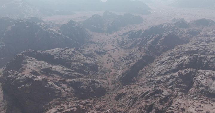 جبال في حائل تحت ضوء الشمس، لقطة جوية.