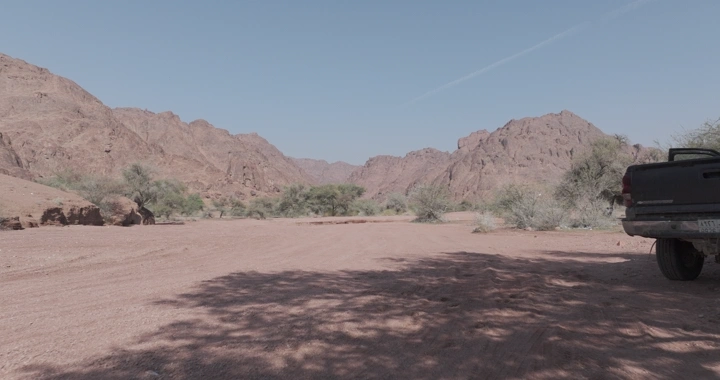جبال جو في حائل تحت سماء صافية، لقطة أرضية.