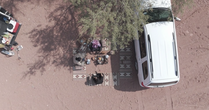 جلسة برية في حائل مع سيارة، لقطة جوية.