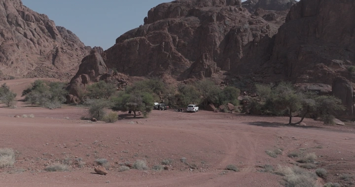 جلسة برية في جبال حائل، لقطة جوية.