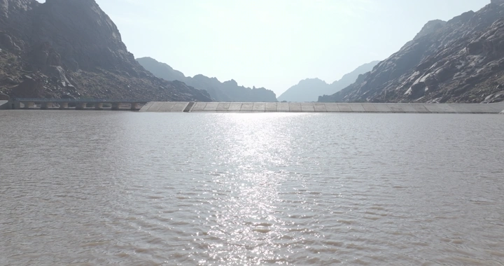 سد جو في حائل بين الجبال، لقطة نهارية.