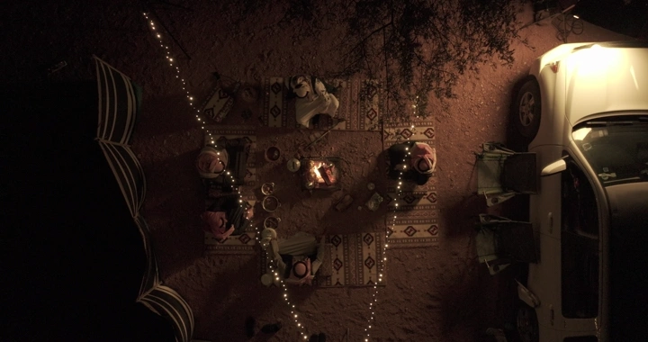 جلسة تقليدية في الصحراء ليلاً، لقطة جوية.