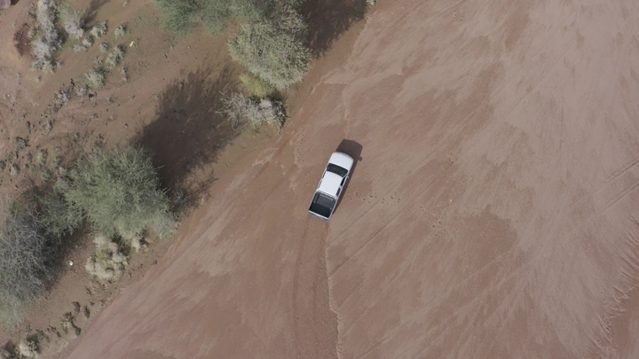 سيارة تسير في صحراء حائل، لقطة جوية.