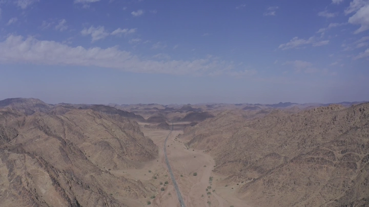 مشهد جوي لجبال جو في حائل، لقطة من طائرة بدون طيار.