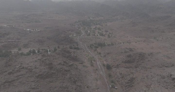 مشهد جوي لجبال جو في حائل مع سيلان المياه بعد المطر.