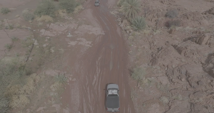 مشهد جوي لجبال جو في حائل مع سيلان المياه بعد المطر، لقطة درون.