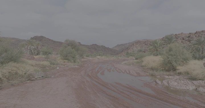 منظر جوي لجبال جو في حائل بعد المطر، يظهر سيلان المياه.