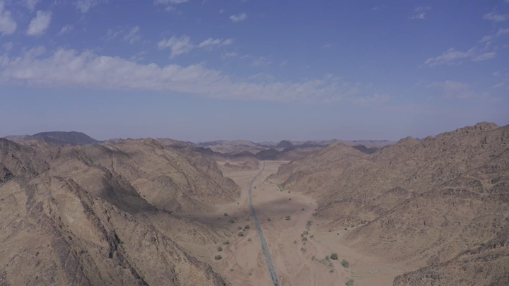 جبال جو في حائل من الأعلى، مشهد جوي نهاري.