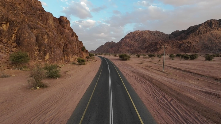 طريق بين جبال في حائل، لقطة درون.