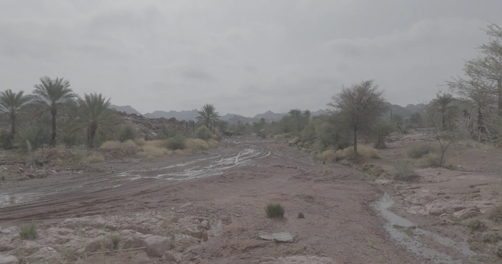 مشهد جوي لجبال جو في حائل بعد المطر، يظهر سيلان المياه.
