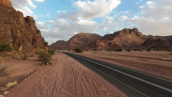 طريق بين جبال حائل، لقطة درون نهارية.