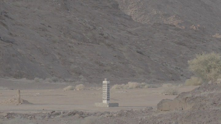 تمثال في صحراء جبلية، لقطة نهارية.