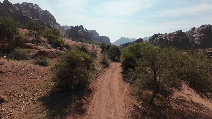 طريق جبلي بين جبال حائل، لقطة درون.