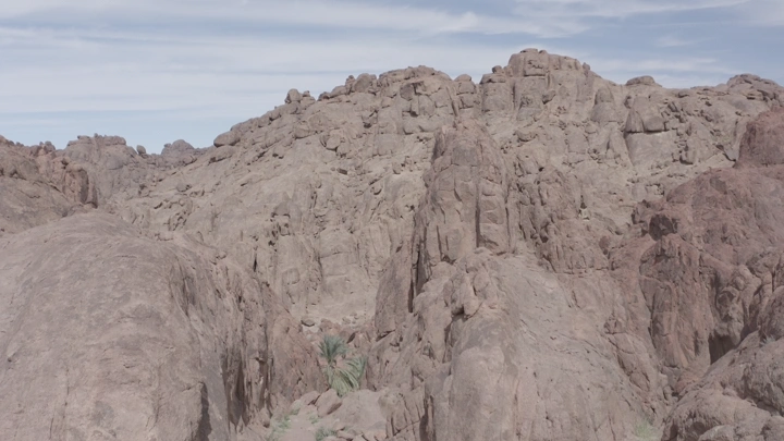 نخلة بين جبال صخرية في حائل، لقطة جوية.