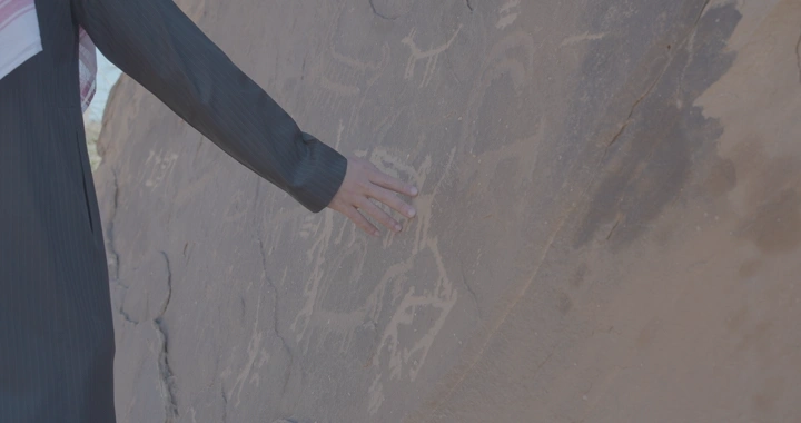 نقوش ثمودية على جبال المسمى في حائل، لقطة قريبة.