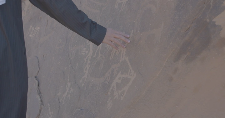 نقوش ثمودية على جبل المسمى في حائل، لقطة قريبة.