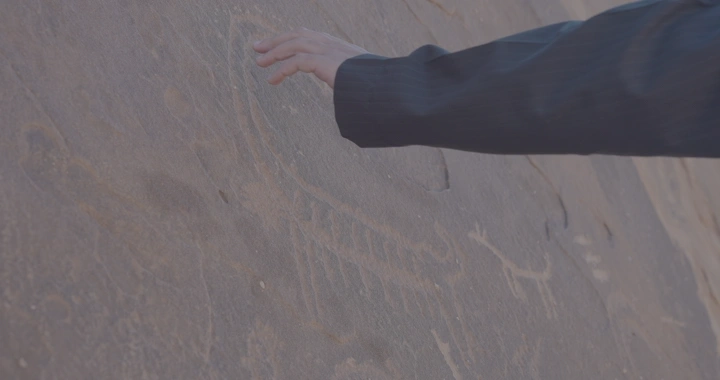 نقوش ثمودية على جبل المسمى في حائل، لقطة قريبة.