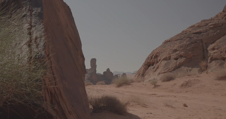 تضاريس جبلية في جبال المسمى بحائل، لقطة نهارية.