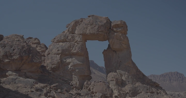 تكوين صخري في جبال المسمى بحائل، لقطة نهارية.