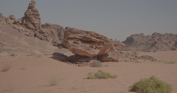 تكوينات صخرية في جبال المسمى بحائل، لقطة نهارية.